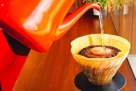 赤コーヒーいれてるところ